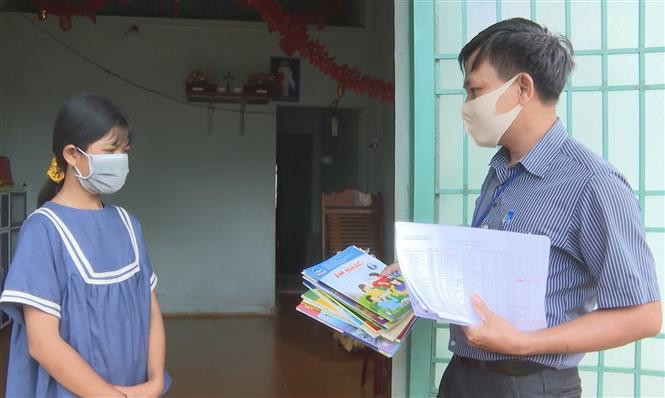 Thầy trò vùng biên giới Bình Phước nỗ lực vượt khó học trực tuyến