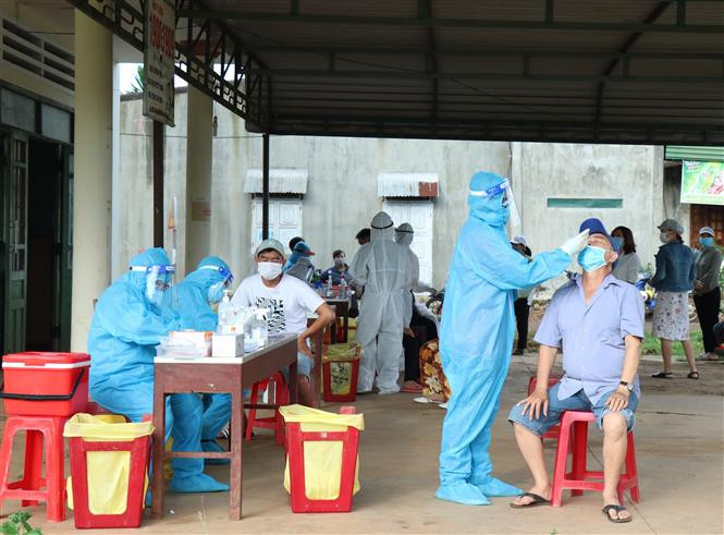 Dịch COVID-19: Số ca nhiễm mới giảm gần 1.500 ca so với ngày 1/10, gần 29.000 ca khỏi bệnh