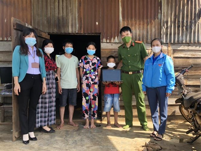 Chương trình “Sóng và máy tính cho em” - Chắp cánh ước mơ cho học trò nghèo Đắk Lắk