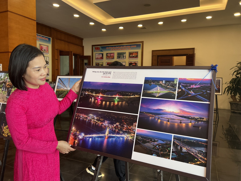 Liên hoan thu hút đông đảo người dân và các nghệ sỹ nhiếp ảnh tham gia. Ảnh: Tạ Toàn – TTXVN