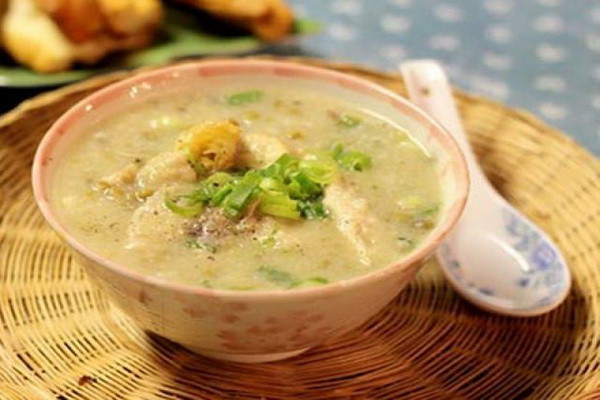Đậu xanh có công năng thanh nhiệt dưỡng âm trừ phiền nhiệt, hạ khí, lợi ngũ tạng