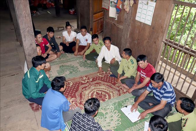 Cán bộ Ban Quản lý Khu bảo tồn thiên nhiên Mường La tuyên truyền, vận động người dân bản Ít, xã Nặm Păm tích cực tham gia công tác quản lý, bảo vệ rừng, phòng cháy, chữa cháy rừng, bảo tồn đa dạng sinh học. Ảnh: Quang Quyết-TTXVN