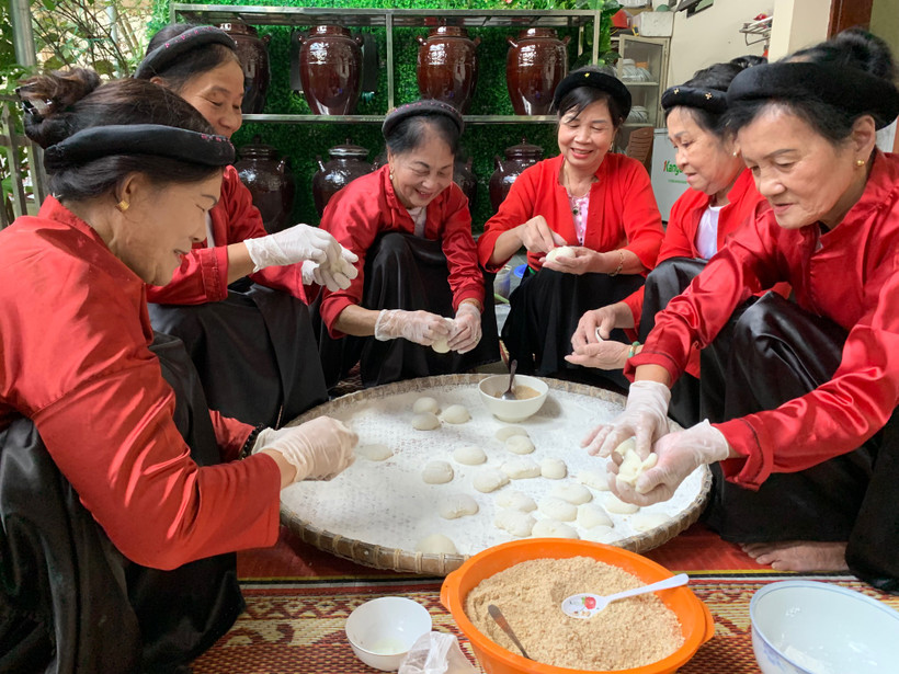Là món bánh cổ truyền của dân tộc nên phụ nữ Sán Dìu ai ai cũng đều thành thạo các công đoạn làm bánh. Ảnh: Hiền Anh