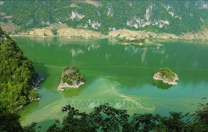Những hòn đảo nhỏ giữa lòng hồ. Ảnh: Xuân Tư – TTXVN