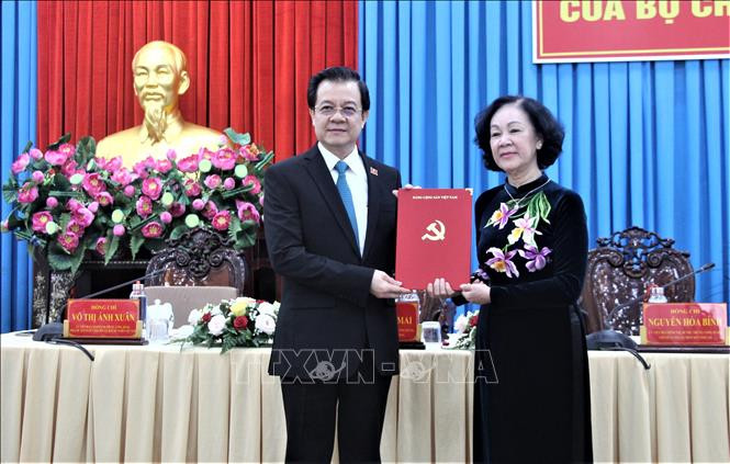 Đồng chí Trương Thị Mai, Ủy viên Bộ Chính trị, Bí thư Trung ương Đảng, Trưởng Ban Tổ chức Trung ương trao Quyết định của Bộ Chính trị về việc điều động, phân công ông Lê Hồng Quang giữ chức Bí thư Tỉnh uỷ An Giang nhiệm kỳ 2020-2025. Ảnh: Thanh Sang – TTX