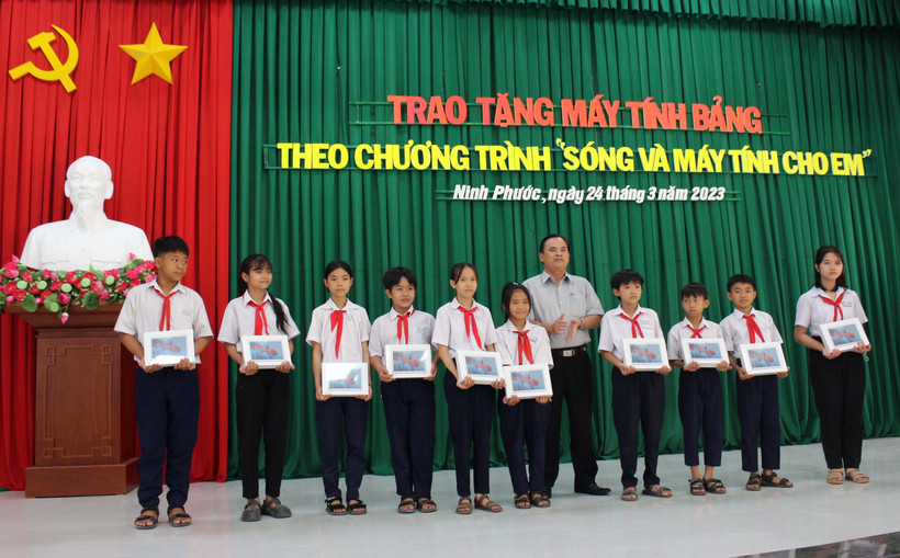 Trao hơn 1.200 máy tính bảng cho học sinh tại Ninh Thuận