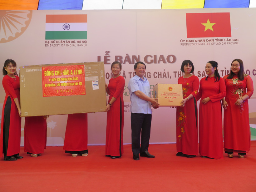 Bộ trưởng, Chủ nhiệm Ủy ban Dân tộc Hầu A Lềnh tặng quà Trường Mầm non xã Trung Chải. Ảnh: Hương Thu – TTXVN