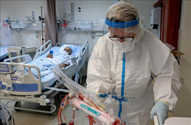Điều trị cho bệnh nhân nhiễm COVID-19 tại bệnh viện ở Ashkelon, Israel. Ảnh: AFP/TTXVN