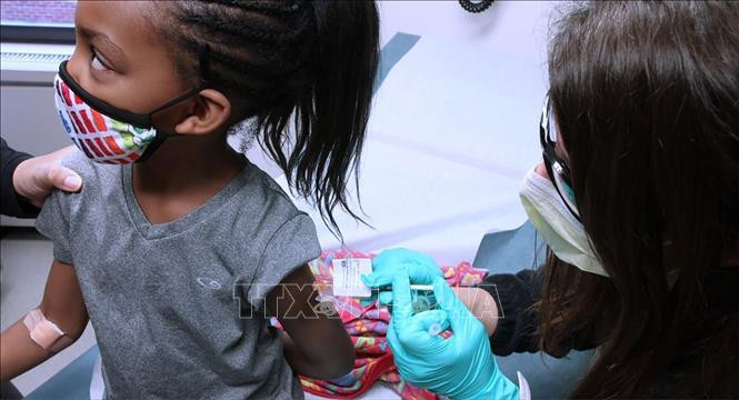  Nhân viên y tế tiêm vaccine phòng COVID-19 của hãng Pfizer cho trẻ nhỏ ở bệnh viện Cincinnati (Mỹ). Ảnh: ABC News/TTXVN
