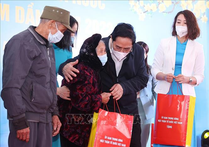 Thủ tướng Phạm Minh Chính tặng quà Tết cho người hoàn cảnh khó khăn tại Thanh Hoá. Ảnh: Dương Giang-TTXVN