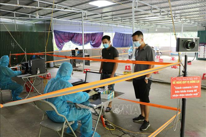 Công dân vào Lai Châu khai báo y tế. Ảnh: Nguyễn Oanh-TTXVN.