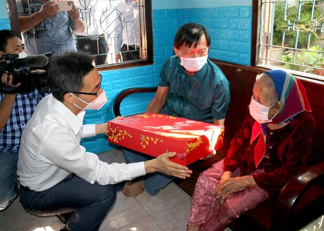Phó Thủ tướng Vũ Đức Đam thăm và tặng quà Tết tại Bình Thuận