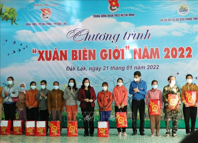 Trưởng Ban Dân vận Trung ương Bùi Thị Minh Hoài trao quà Tết cho các hộ đồng bào dân tộc thiểu số khó khăn tại xã biên giới Krông Na. Ảnh: Tuấn Anh – TTXVN