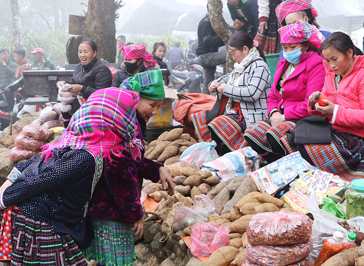 Sản phẩm bày bán tại chợ phiên Sin Suối Hồ chủ yếu là nông sản do đồng bào Mông nuôi trồng, thu hái từ rừng hoặc những bộ trang phục truyền thống do các bà, các mẹ thêu thùa, may dệt. Ảnh: Nguyễn Oanh