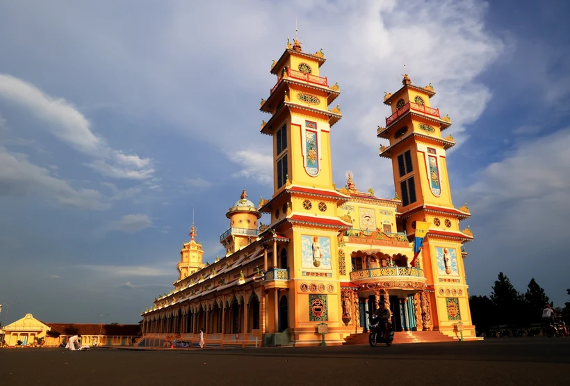 Tòa Thánh Tây Ninh, một kiệt tác kiến trúc tôn giáo của Việt Nam phản ánh sự dung hòa của nhiều tôn giáo lớn trên thế giới. Ảnh: Hồng Đạt – TTXVN