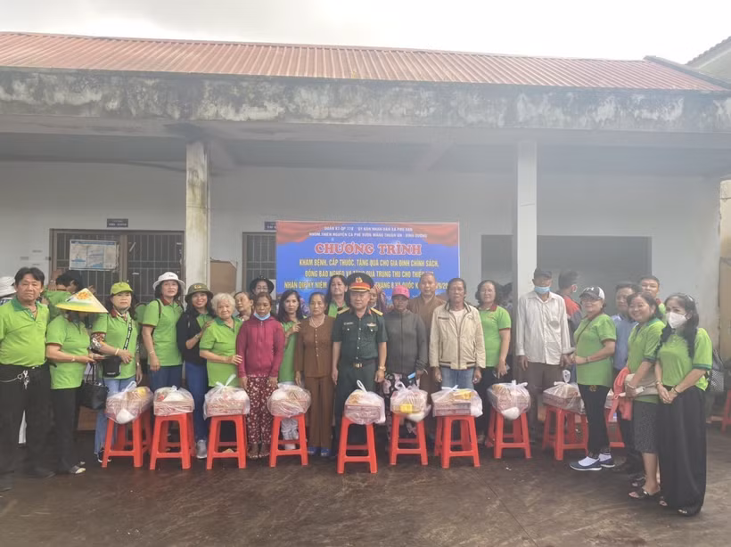 Tặng quà cho các hộ dân có hoàn khó khăn tại xã đặc biệt khó khăn Phú Văn (Bình Phước). Ảnh: TTXVN phát
