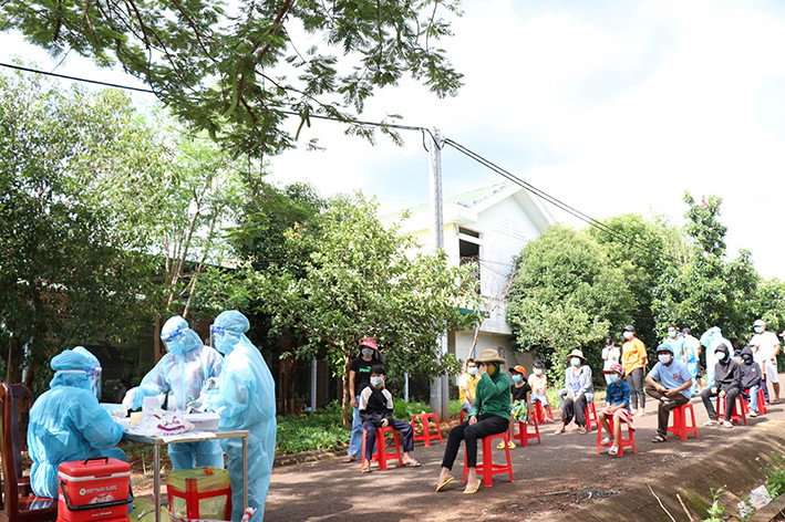 Lấy mẫu xét nghiệm trên diện rộng cho đồng bào dân tộc ở xã Cư Êbur, thành phố Buôn Ma Thuột (Đắk Lắk) sau khi ghi nhận các chùm ca bệnh chưa rõ nguồn lây. Ảnh: Tuấn Anh