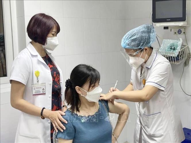 Nhân viên y tế tiêm vaccine phòng COVID-19 cho sản phụ ngày 10/9/2021. Ảnh: TTXVN phát