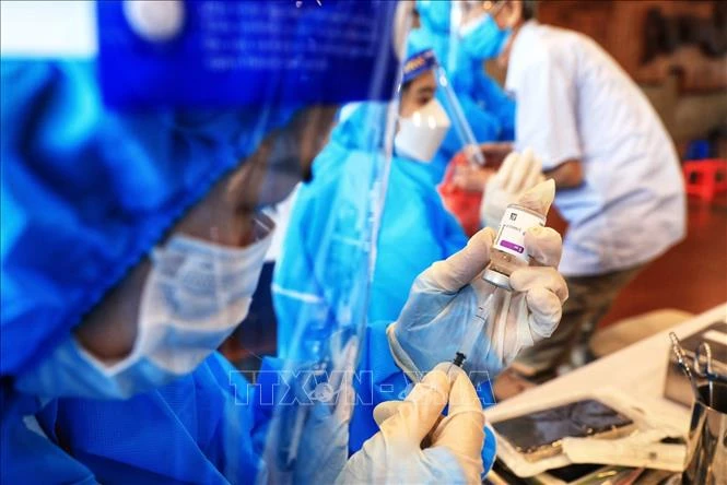 Vaccine AstraZeneca được tiêm cho người cao tuổi quận Hoàn Kiếm, sáng 10/9, tại điểm tiêm Cung Văn hóa lao động hữu nghị Việt-Xô. Ảnh: Thành Đạt - TTXVN