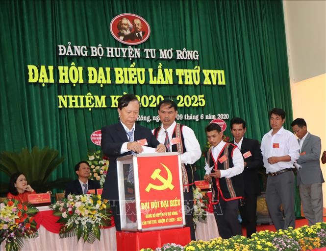 Các đại biểu bỏ phiếu bầu Ban chấp hành nhiệm kỳ mới. Ảnh: Cao Nguyên-TTXVN