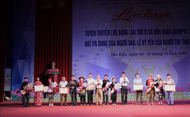 Trao chứng nhận của Bộ trưởng Bộ Văn hóa, Thể thao và Du lịch đưa hát Pá dung của người Dao và lễ Kỳ Yên của người Tày vào “Danh mục Di sản văn hóa phi vật thể quốc gia”. Ảnh: Hoàng Giang – TTXVN