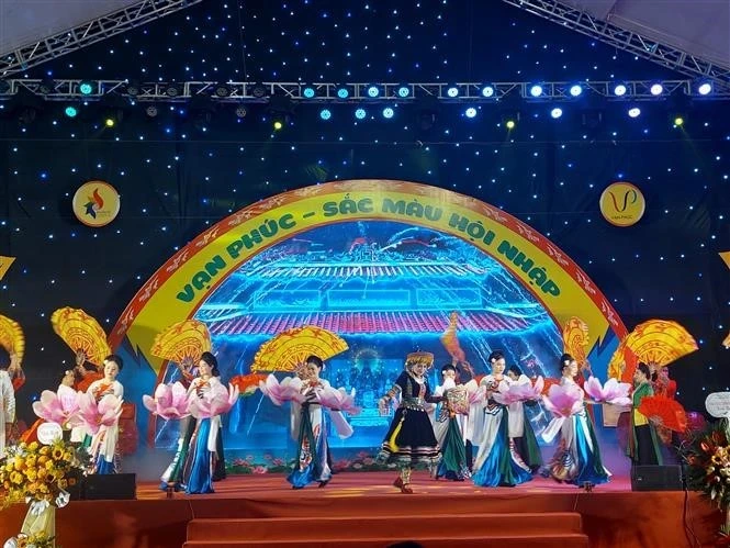 Hà Nội: Lụa Vạn Phúc khoe sắc tại lễ hội văn hóa, du lịch làng nghề
