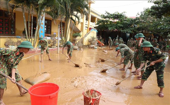 Lực lượng quân đội làm vệ sinh trường Mầm non xã Hiền Ninh, huyện Quảng Ninh, tỉnh Quảng Bình. Ảnh: Thống Nhất – TTXVN