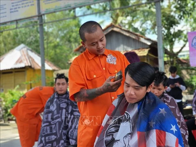 Nhóm thiện nguyện cắt tóc miễn phí cho người dân tại Tịnh xá Ngọc Liên (huyện Cờ Đỏ, thành phố Cần Thơ). Ảnh: Ánh Tuyết – TTXVN