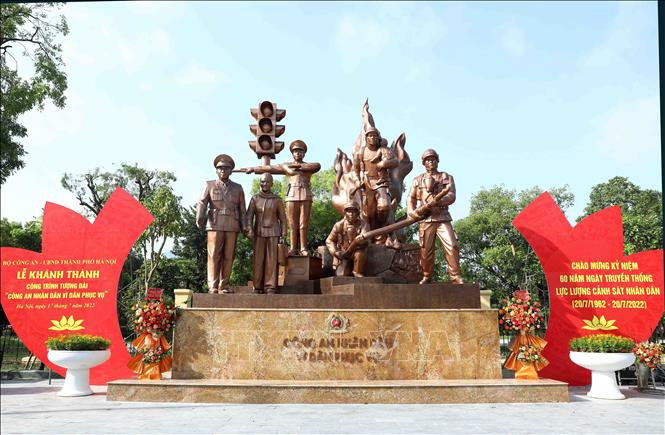 Công trình tượng đài "Công an nhân dân vì dân phục vụ" nằm trên phố Trần Nhân Tông, quận Hai Bà Trưng, Hà Nội. Ảnh: Phạm Kiên - TTXVN