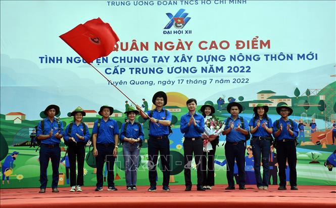 Bí thư Trung ương Đoàn Nguyễn Minh Triết trao cờ xuất quân cho Đội hình Trí thức trẻ và chuyển giao tiến bộ, kỹ thuật cho thanh niên người dân tỉnh Thái Nguyên. Ảnh: Quang Cường – TTXVN