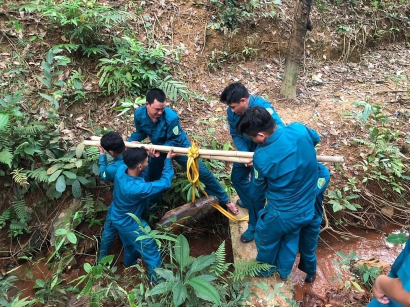 Lực lượng chuyên môn di dời quả bom. Ảnh: TTXVN phát