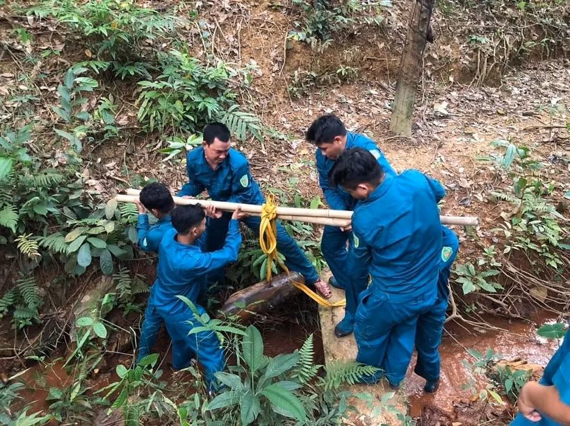 Lực lượng chuyên môn di dời quả bom. Ảnh: TTXVN phát