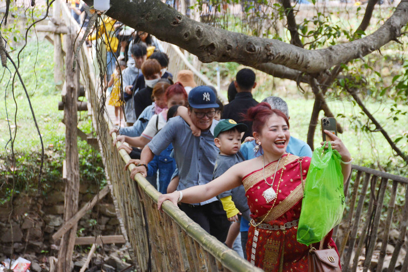 Đông đảo du khách đến tham quan, trải nghiệm, du Xuân tại Trung tâm du lịch cầu treo Buôn Đôn, huyện Buôn Đôn, tỉnh Đắk Lắk. Ảnh: Hoài Thu – TTXVN