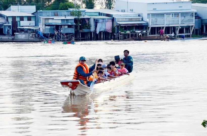 Học sinh vùng biên giới An Giang vượt lũ đến trường