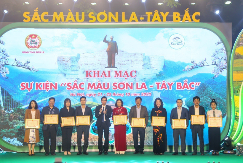 Không gian đi bộ hồ Hoàn Kiếm rực rỡ sắc màu các dân tộc Sơn La - Tây Bắc