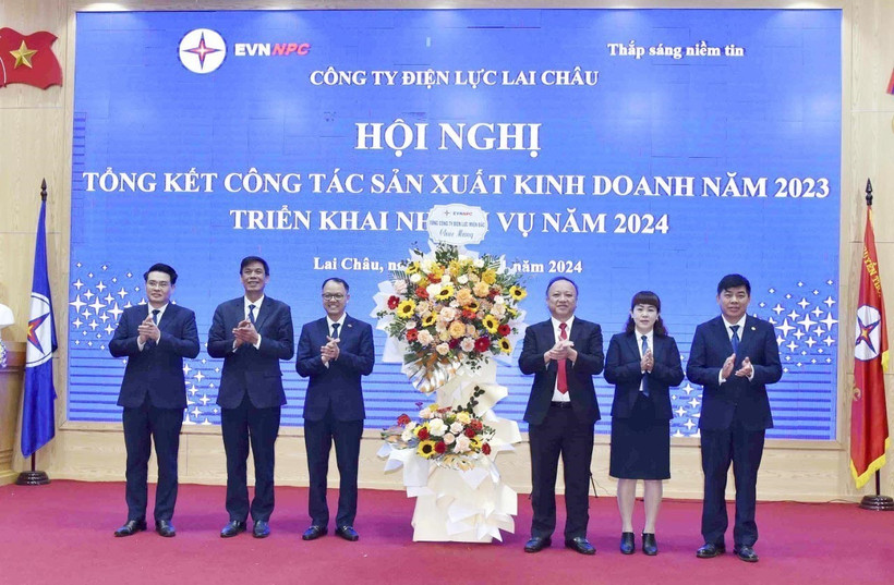 Phó Tổng Giám đốc Tổng Công ty Điện lực miền Bắc Vũ Anh Phương chúc mừng Công ty Điện lực Lai Châu. Ảnh: Việt Hoàng-TTXVN