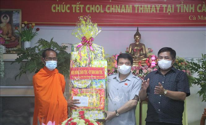 Chủ tịch Hội đồng Dân tộc Quốc hội Y Thanh Hà Niê Kđăm trao quà và chúc Tết tại chùa Monivongsa. Ảnh: Huỳnh Anh - TTXVN
