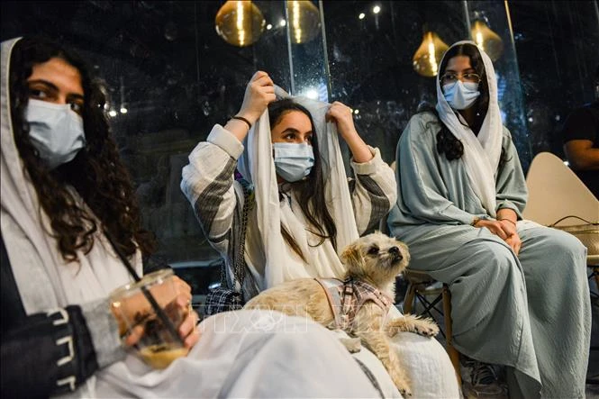 Người dân đưa những chú chó tới quán cà phê "The Barking Lot" tại thành phố Khobar, Saudi Arabia, ngày 25/9/2020. Ảnh: AFP/ TTXVN