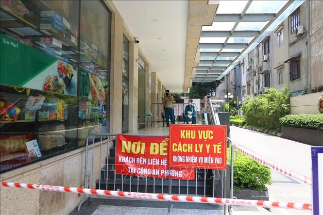  Lối vào Khu A - Toà nhà HELIOS Tower số 75 Tam Trinh bị phong tỏa. Ảnh: Hoàng Hiếu - TTXVN