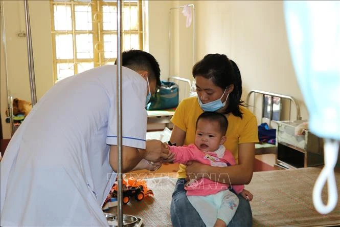 Bác sĩ Bệnh viện Sản nhi Yên Bái điều trị bệnh nhi mắc bệnh đường hô hấp. Ảnh: Đức Tưởng – TTXVN