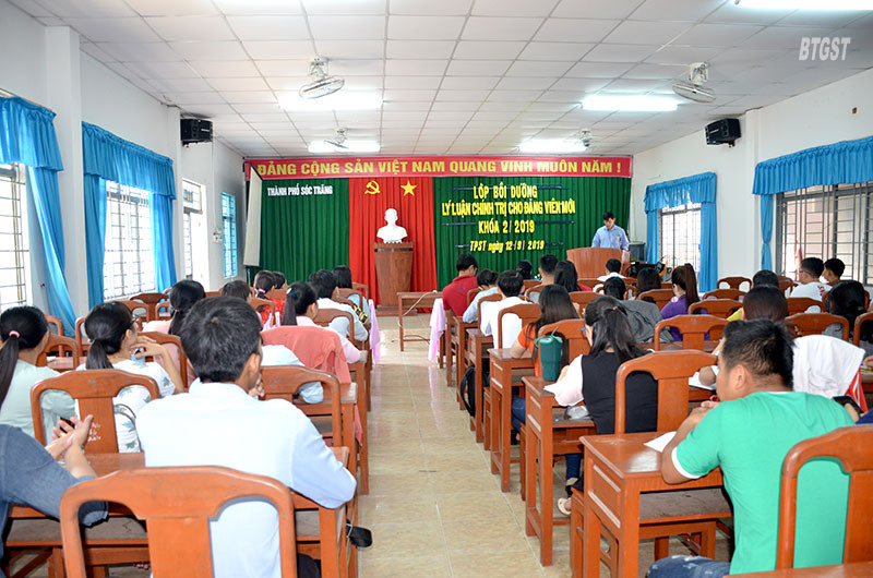 Bồi dưỡng lý luận chính trị cho đảng viên mới. Nguồn: soctrang.dcs.vn