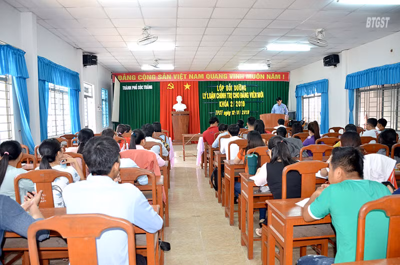 Bồi dưỡng lý luận chính trị cho đảng viên mới. Nguồn: soctrang.dcs.vn