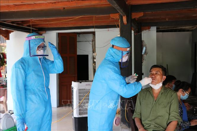 Lấy mẫu xét nghiệm cho gia đình ông Nguyễn Đức Ngự, thôn 3B, xã Việt Cường, huyện Trấn Yên, tỉnh Yên Bái. Ảnh: Tuấn Anh -TTXVN