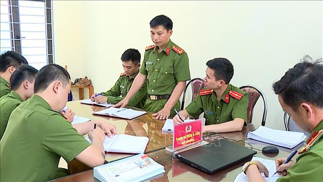 Đại úy Cà Văn Nghĩa (đứng), Đội Cảnh sát điều tra tội phạm về hình sự - kinh tế - ma túy, Công an huyện Vân Hồ, tỉnh Sơn La phát biểu ý kiến tại một buổi họp của đơn vị. Ảnh: Nguyễn Cường - TTXVN