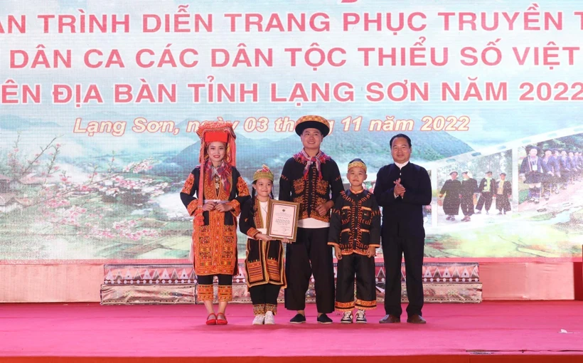 Trao giải Đặc biệt cho tiết mục về trang phục truyền thống. Ảnh: Anh Tuấn – TTXVN