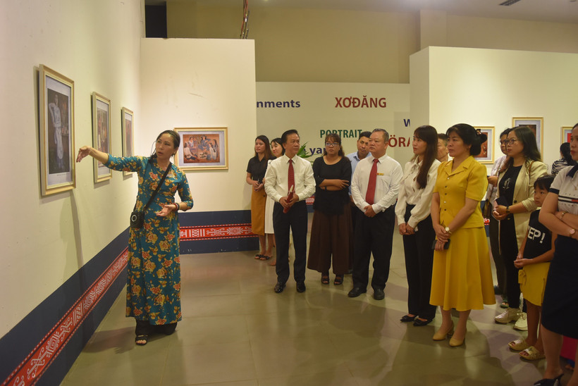 Khách tham quan triển lãm. Ảnh: Nguyên Dung – TTXVN