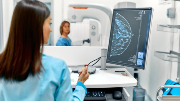 AI có thể giúp giảm gần 50% khối lượng công việc của các bác sỹ chẩn đoán hình ảnh trong tầm soát và phát hiện dấu hiệu ung thư vú. Ảnh: Cancerresearchuk