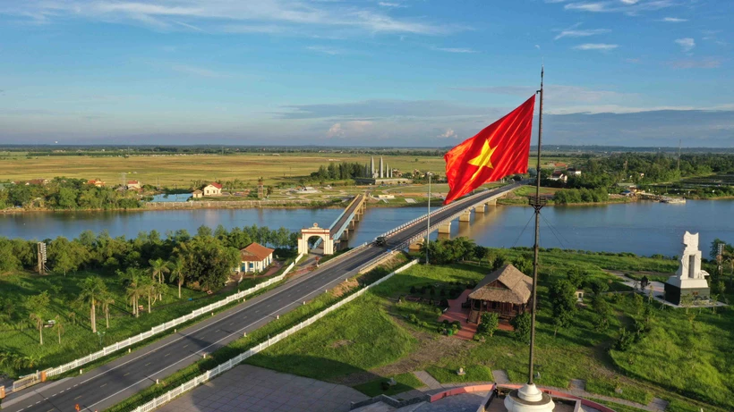Cụm di tích lịch sử cầu Hiền Lương - sông Bến Hải (Quảng Trị). Đây là hai “nhân chứng lịch sử” mang trên mình nỗi đau chia cắt đất nước thành hai miền Nam - Bắc suốt hơn 20 năm ròng rã. Ảnh: Nguyễn Hoàng