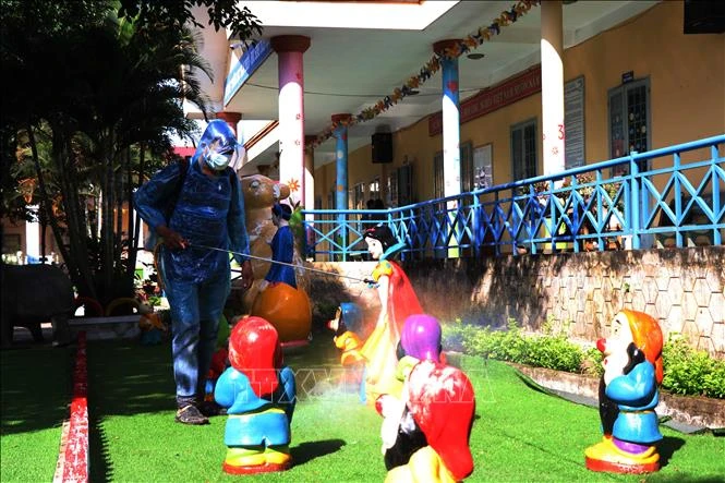 Phun thuốc khử khuẩn tại Trường Mẫu giáo Sơn Ca, xã Hòa Sơn, huyện Krông Bông, tỉnh Đắk Lắk. Ảnh: Tuấn Anh - TTXVN