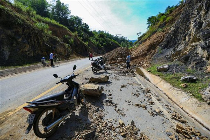 Nhiều điểm sạt lở làm đất, đá tràn xuống lòng đường. Ảnh: Lưu Trọng Đạt - TTXVN